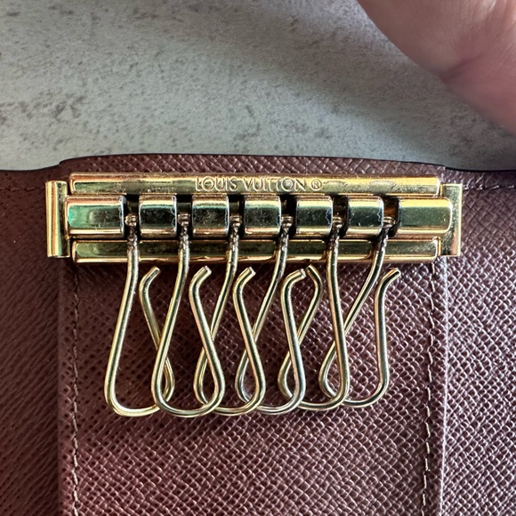 Louis Vuitton 6 Key Holder in Monogram - Picture 4 of 6